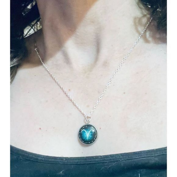 Capricorn green GLOW IN THE DSRK ZODIAC STAR SIGN NECKLACE - Picture 13 of 14